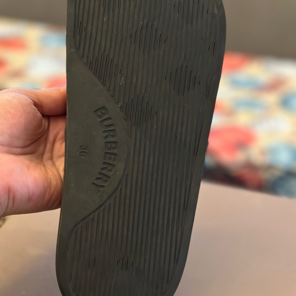 Burberry slides certificate of authentication included. - Picture 3 of 5